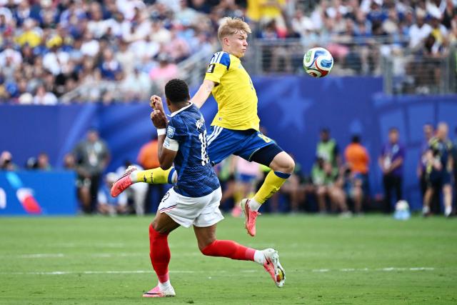Sweden's defender #08 Daniel Svensson controls the ball past France's forward #10 Kylian Mbappe during the 2026 World Cup round of 32 football match between France and Sweden at the New York/New Jersey Stadium in East Rutherford on June 30, 2026.  (Photo by Jewel SAMAD / AFP)
