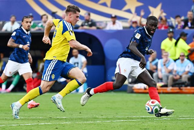 Sweden's forward #17 Viktor Gyokeres and France's defender #04 Dayot Upamecano fight for the ball during the 2026 World Cup round of 32 football match between France and Sweden at the New York/New Jersey Stadium in East Rutherford on June 30, 2026.  (Photo by Jewel SAMAD / AFP)