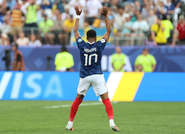 France's forward #10 Kylian Mbappe acknowledges the crowd before being substituted during the 2026 World Cup round of 32 football match between France and Sweden at the New York/New Jersey Stadium in East Rutherford on June 30, 2026.  (Photo by FRANCK FIFE / AFP)