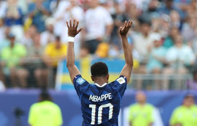 France's forward #10 Kylian Mbappe acknowledges the crowd before being substituted during the 2026 World Cup round of 32 football match between France and Sweden at the New York/New Jersey Stadium in East Rutherford on June 30, 2026.  (Photo by FRANCK FIFE / AFP)