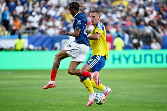 France's forward #12 Bradley Barcola and Sweden's defender #02 Gustaf Lagerbielke fight for the ball during the 2026 World Cup round of 32 football match between France and Sweden at the New York/New Jersey Stadium in East Rutherford on June 30, 2026.  (Photo by Jewel SAMAD / AFP)