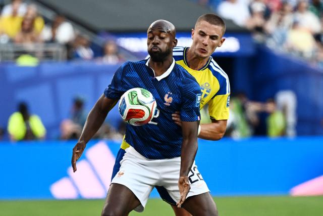 France's forward #22 Jean-Philippe Mateta and Sweden's defender #02 Gustaf Lagerbielke fight for the ball during the 2026 World Cup round of 32 football match between France and Sweden at the New York/New Jersey Stadium in East Rutherford on June 30, 2026.  (Photo by Jewel SAMAD / AFP)
