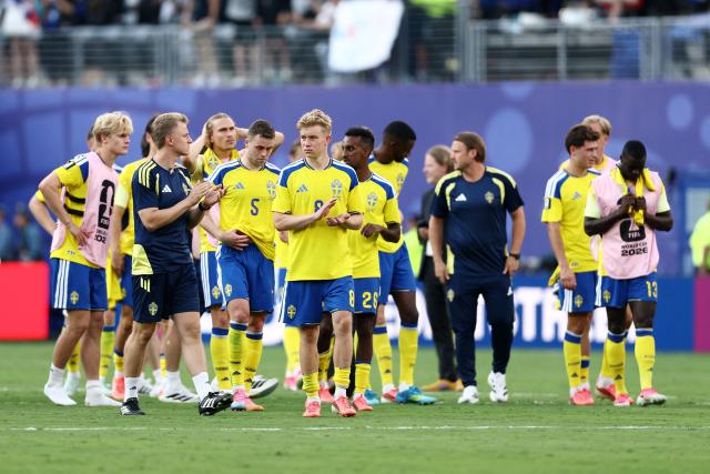 Sweden's defender #08 Daniel Svensson and teammates greet fans after losing the 2026 World Cup round of 32 football match between France and Sweden at the New York/New Jersey Stadium in East Rutherford on June 30, 2026.  (Photo by CHARLY TRIBALLEAU / AFP)