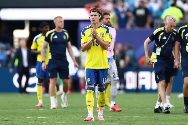 Sweden's midfielder #19 Mattias Svanberg greets fans after losing the 2026 World Cup round of 32 football match between France and Sweden at the New York/New Jersey Stadium in East Rutherford on June 30, 2026.  (Photo by CHARLY TRIBALLEAU / AFP)
