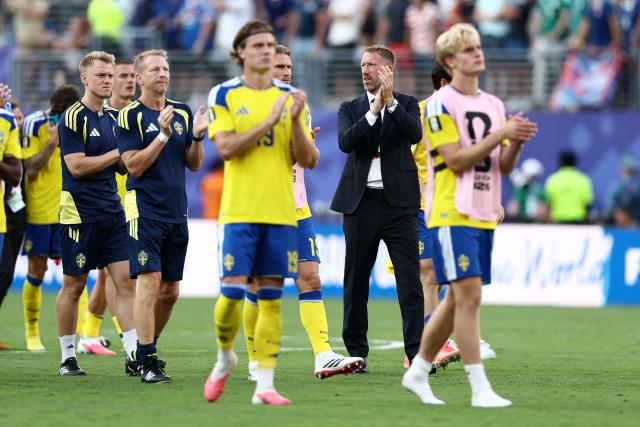 Sweden's English head coach Graham Potter and teammates greet fans after losing the 2026 World Cup round of 32 football match between France and Sweden at the New York/New Jersey Stadium in East Rutherford on June 30, 2026.  (Photo by CHARLY TRIBALLEAU / AFP)