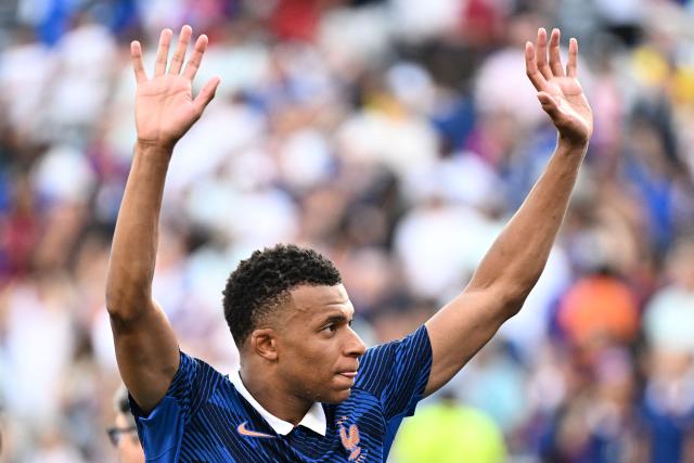 France's forward #10 Kylian Mbappe greets fans after winning the 2026 World Cup round of 32 football match between France and Sweden at the New York/New Jersey Stadium in East Rutherford on June 30, 2026.  (Photo by Jewel SAMAD / AFP)