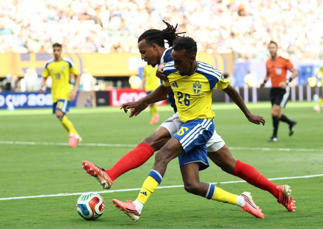 France's defender #05 Jules Kounde and Sweden's forward #26 Taha Ali fight for the ball during the 2026 World Cup round of 32 football match between France and Sweden at the New York/New Jersey Stadium in East Rutherford on June 30, 2026.  (Photo by FRANCK FIFE / AFP)