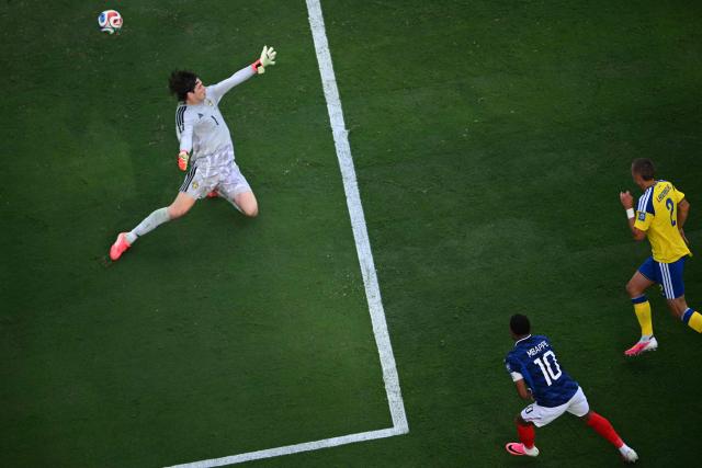TOPSHOT - France's forward #10 Kylian Mbappe scores his team's third goal during the 2026 World Cup round of 32 football match between France and Sweden at the New York/New Jersey Stadium in East Rutherford on June 30, 2026.  (Photo by MAURO PIMENTEL / AFP)
