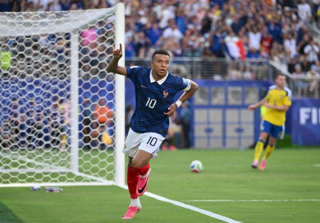 TOPSHOT - France's forward #10 Kylian Mbappe celebrates scoring his team's third goal during the 2026 World Cup round of 32 football match between France and Sweden at the New York/New Jersey Stadium in East Rutherford on June 30, 2026.  (Photo by ANGELA WEISS / AFP)