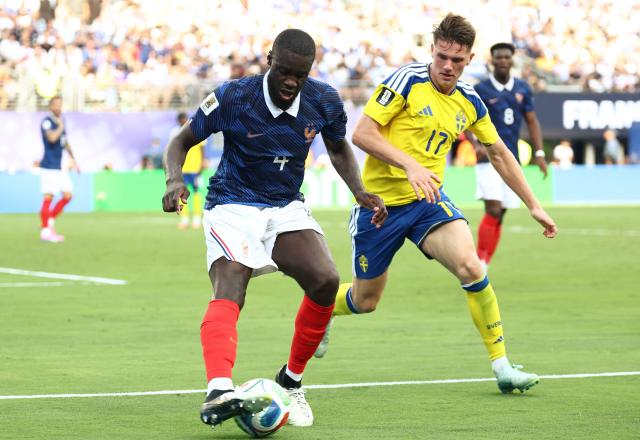 France's defender #04 Dayot Upamecano and Sweden's forward #17 Viktor Gyokeres fight for the ball during the 2026 World Cup round of 32 football match between France and Sweden at the New York/New Jersey Stadium in East Rutherford on June 30, 2026.  (Photo by FRANCK FIFE / AFP)