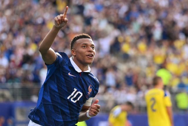 TOPSHOT - France's forward #10 Kylian Mbappe celebrates scoring his team's third goal during the 2026 World Cup round of 32 football match between France and Sweden at the New York/New Jersey Stadium in East Rutherford on June 30, 2026.  (Photo by ANGELA WEISS / AFP)