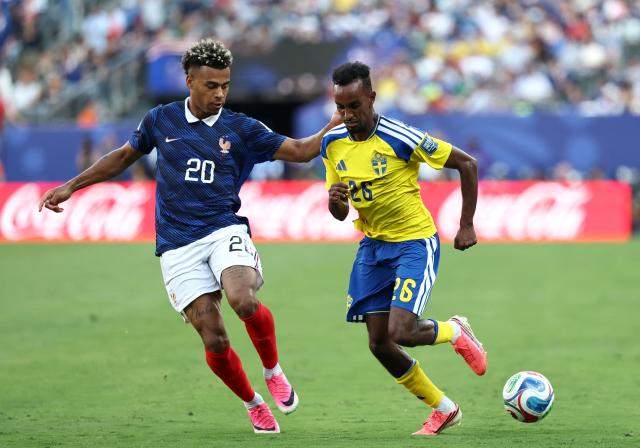 France's forward #20 Desire Doue and Sweden's forward #26 Taha Ali fight for the ball during the 2026 World Cup round of 32 football match between France and Sweden at the New York/New Jersey Stadium in East Rutherford on June 30, 2026.  (Photo by FRANCK FIFE / AFP)