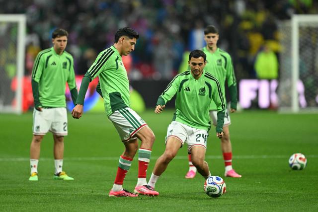 Mexico's midfielders #04 Edson Alvarez and #24 Luis Chavez warm up ahead of the 2026 World Cup round of 32 football match between Mexico and Ecuador at the Mexico City Stadium in Mexico City on June 30, 2026.  (Photo by Yuri CORTEZ / AFP)