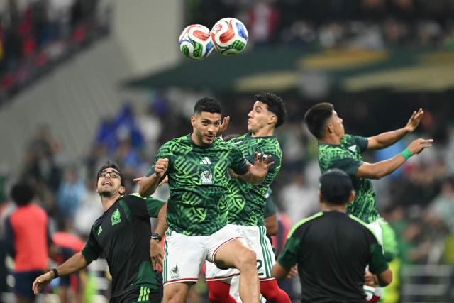 Mexico's forward #09 Raul Jimenez (C) warms up ahead of the 2026 World Cup round of 32 football match between Mexico and Ecuador at the Mexico City Stadium in Mexico City on June 30, 2026.  (Photo by Yuri CORTEZ / AFP)