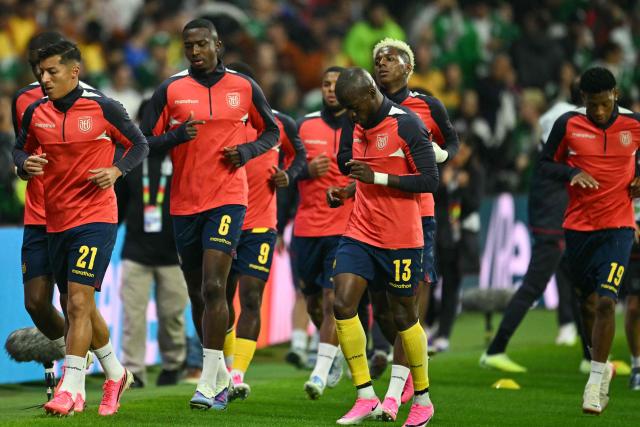 Ecuador's midfielder #21 Alan Franco, defender #06 Willian Pacho, forward #13 Enner Valencia and midfielder #19 Gonzalo Plata warm up ahead of the 2026 World Cup round of 32 football match between Mexico and Ecuador at the Mexico City Stadium in Mexico City on June 30, 2026.  (Photo by Yuri CORTEZ / AFP)