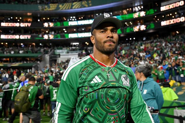 US professional football linebacker for the San Francisco 49ers, Fred Warner, is seen in the pitch ahead of the 2026 World Cup round of 32 football match between Mexico and Ecuador at the Mexico City Stadium in Mexico City on June 30, 2026.  (Photo by CARL DE SOUZA / AFP)