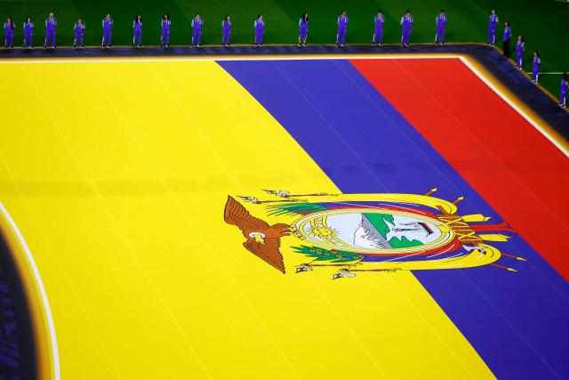 Volunteers display an Ecuadorian flag ahead of the 2026 World Cup round of 32 football match between Mexico and Ecuador at the Mexico City Stadium in Mexico City on June 30, 2026.  (Photo by Rodrigo Oropeza / AFP)