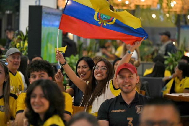 Ecuadorian football fans watch the FIFA World Cup round of 32 match between Mexico and Ecuador at a shopping center in Quito on June 30, 2026. (Photo by Rodrigo BUENDIA / AFP)