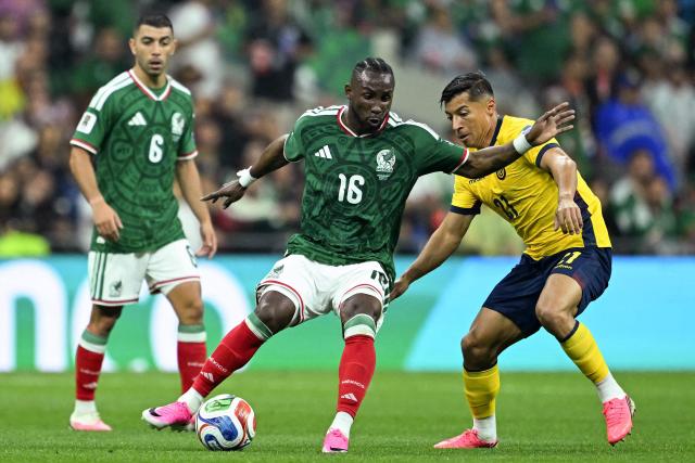 Mexico's forward #16 Julian Quinones and Ecuador's midfielder #21 Alan Franco fight for the ball during the 2026 World Cup round of 32 football match between Mexico and Ecuador at the Mexico City Stadium in Mexico City on June 30, 2026.  (Photo by CARL DE SOUZA / AFP)