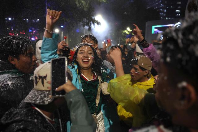Mexican fans react as they watch the FIFA World Cup round of 32 football match between Mexico and Ecuado at the Angel of Independence in Mexico City on June 30, 2026. (Photo by Claudia Rosel / AFP)