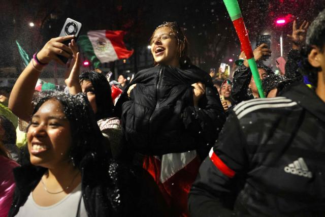 Mexican fans react as they watch the FIFA World Cup round of 32 football match between Mexico and Ecuado at the Angel of Independence in Mexico City on June 30, 2026. (Photo by Claudia Rosel / AFP)