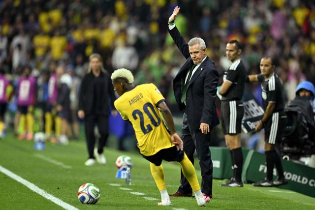 Mexico's head coach Javier Aguirre gestures next to Ecuador's forward #20 Nilson Angulo during the 2026 World Cup round of 32 football match between Mexico and Ecuador at the Mexico City Stadium in Mexico City on June 30, 2026.  (Photo by CARL DE SOUZA / AFP)