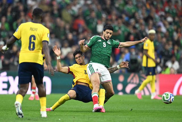 Ecuador's defender #03 Piero Hincapie and Mexico's forward #09 Raul Jimenez fight for the ball during the 2026 World Cup round of 32 football match between Mexico and Ecuador at the Mexico City Stadium in Mexico City on June 30, 2026.  (Photo by CARL DE SOUZA / AFP)