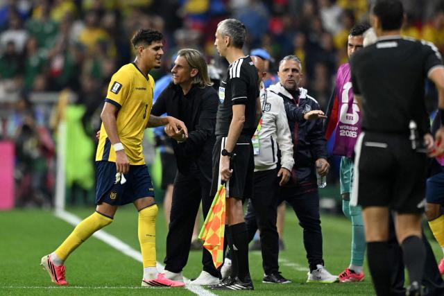 Ecuador's Argentine head coach Sebastian Beccacece shake hands with Ecuador's defender #03 Piero Hincapie as he leaves the pitch after being shown a red card during the 2026 World Cup round of 32 football match between Mexico and Ecuador at the Mexico City Stadium in Mexico City on June 30, 2026.  (Photo by CARL DE SOUZA / AFP)