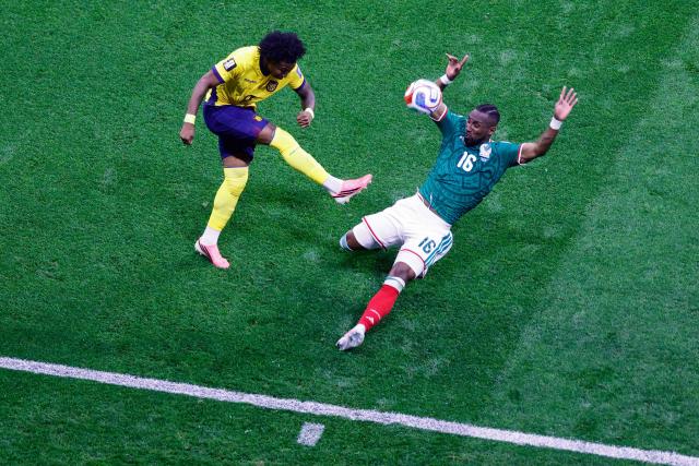 Ecuador's defender #17 Angelo Preciado and Mexico's forward #16 Julian Quinones fight for the ball during the 2026 World Cup round of 32 football match between Mexico and Ecuador at the Mexico City Stadium in Mexico City on June 30, 2026.  (Photo by Rodrigo Oropeza / AFP)