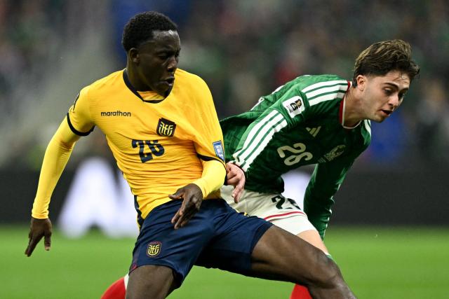 Ecuador's defender #26 Yaimar Medina and Mexico's midfielder #26 Brian Gutierrez fight for the ball during the 2026 World Cup round of 32 football match between Mexico and Ecuador at the Mexico City Stadium in Mexico City on June 30, 2026.  (Photo by CARL DE SOUZA / AFP)