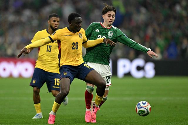 Ecuador's defender #26 Yaimar Medina and Mexico's midfielder #26 Brian Gutierrez fight for the ball during the 2026 World Cup round of 32 football match between Mexico and Ecuador at the Mexico City Stadium in Mexico City on June 30, 2026.  (Photo by CARL DE SOUZA / AFP)