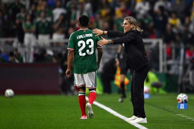 Ecuador's Argentine head coach Sebastian Beccacece gestures next to Mexico's defender #23 Jesus Gallardo during the 2026 World Cup round of 32 football match between Mexico and Ecuador at the Mexico City Stadium in Mexico City on June 30, 2026.  (Photo by CARL DE SOUZA / AFP)
