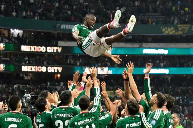 TOPSHOT - Mexico's players celebrate after winning the 2026 World Cup round of 32 football match between Mexico and Ecuador at the Mexico City Stadium in Mexico City on June 30, 2026.  (Photo by Alfredo ESTRELLA / AFP)
