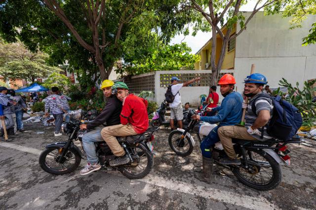 Volunteers arrive to help in Caraballeda, La Guaira state, Venezuela, on June 30, 2026, following the June 24 twin earthquakes. Tens of thousands of people urgently need food and shelter in Venezuela due to the devastation from two huge earthquakes that killed more than 1,700 and injured 5,000, the UN said on June 30, as doctors warned of potential outbreaks of disease. (Photo by Miguel MEDINA / POOL / AFP)