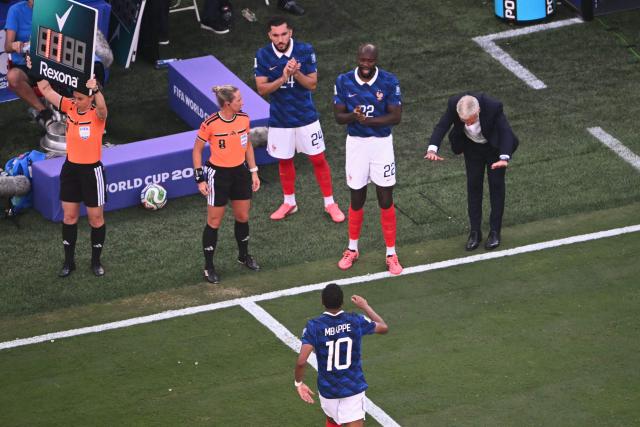 TOPSHOT - France's head coach Didier Deschamps (R) reacts  as France's forward #10 Kylian Mbappe leaves the pitch and is replaced by France's forward #22 Jean-Philippe Mateta during the 2026 World Cup round of 32 football match between France and Sweden at the New York/New Jersey Stadium in East Rutherford on June 30, 2026.  (Photo by MAURO PIMENTEL / AFP)