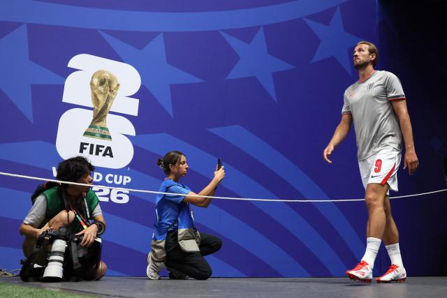 England's forward #09 Harry Kane enters the pitch to take part in the warm-up ahead of the 2026 World Cup round of 32 match football between England and the Democratic Republic of Congo at the Atlanta Stadium in Atlanta on July 1, 2026.  (Photo by Odd ANDERSEN / AFP)