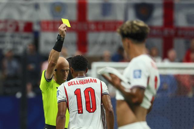 Jordanian referee Adham Makhadmeh shows a yellow card to England's midfielder #10 Jude Bellingham during the 2026 World Cup round of 32 match football between England and the Democratic Republic of Congo at the Atlanta Stadium in Atlanta on July 1, 2026.  (Photo by Odd ANDERSEN / AFP)