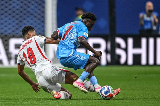 England's midfielder #10 Jude Bellingham and Congo DR's midfielder #07 Nathanael Mbuku fight for the ball during the 2026 World Cup round of 32 match football between England and the Democratic Republic of Congo at the Atlanta Stadium in Atlanta on July 1, 2026.  (Photo by ROBERTO SCHMIDT / AFP)