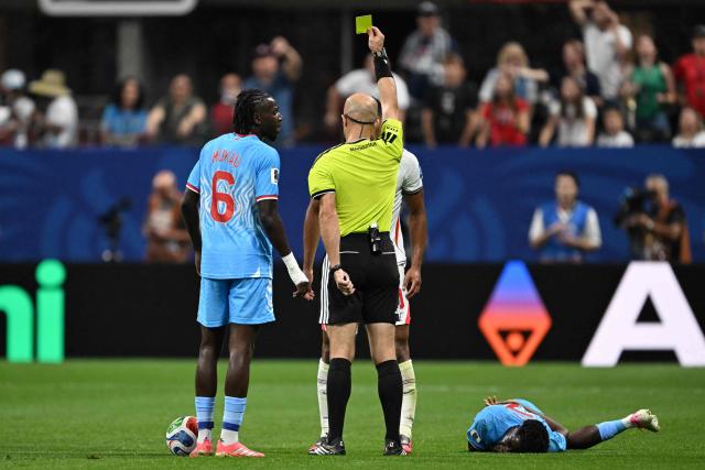 Jordanian referee Adham Makhadmeh shows a yellow card to England's midfielder #10 Jude Bellingham during the 2026 World Cup round of 32 match football between England and the Democratic Republic of Congo at the Atlanta Stadium in Atlanta on July 1, 2026.  (Photo by ROBERTO SCHMIDT / AFP)