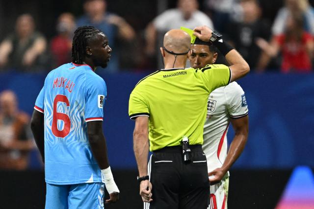 Jordanian referee Adham Makhadmeh shows a yellow card to England's midfielder #10 Jude Bellingham during the 2026 World Cup round of 32 match football between England and the Democratic Republic of Congo at the Atlanta Stadium in Atlanta on July 1, 2026.  (Photo by ROBERTO SCHMIDT / AFP)