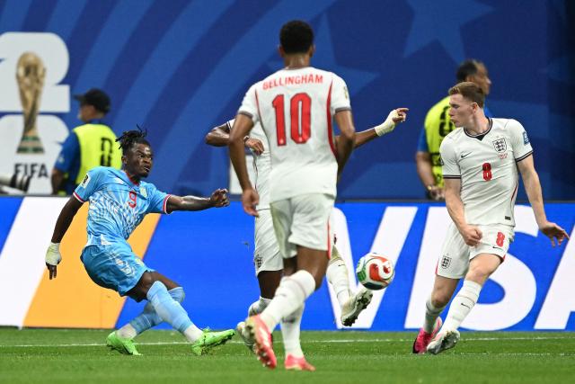 Congo DR's forward #09 Brian Cipenga and England's midfielder #08 Elliot Anderson fight for the ball during the 2026 World Cup round of 32 match football between England and the Democratic Republic of Congo at the Atlanta Stadium in Atlanta on July 1, 2026.  (Photo by ROBERTO SCHMIDT / AFP)