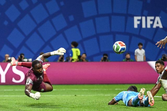 Congo DR's goalkeeper #01 Lionel Mpasi makes a save during the 2026 World Cup round of 32 match football between England and the Democratic Republic of Congo at the Atlanta Stadium in Atlanta on July 1, 2026.  (Photo by ROBERTO SCHMIDT / AFP)