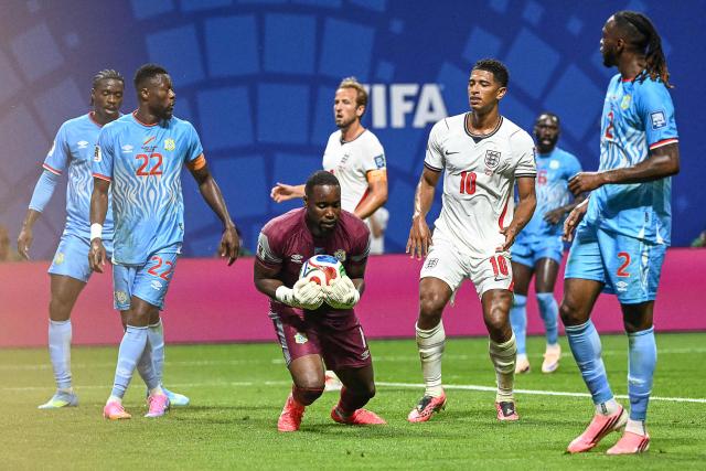 Congo DR's goalkeeper #01 Lionel Mpasi holds the ball next to England's midfielder #10 Jude Bellingham and Congo DR's defender #22 Chancel Mbemba during the 2026 World Cup round of 32 match football between England and the Democratic Republic of Congo at the Atlanta Stadium in Atlanta on July 1, 2026.  (Photo by ROBERTO SCHMIDT / AFP)