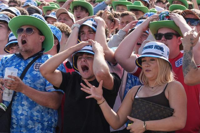 England supporters react as they watch the 2026 World Cup round-of-32 football match between England and the Democratic Republic of Congo, at the 4TheFans Fan Park in Brighton, southern England on July 1, 2026. (Photo by CARLOS JASSO / AFP)