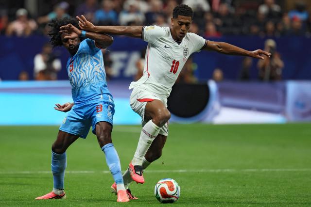 TOPSHOT - Congo DR's midfielder #08 Samuel Moutoussamy and England's midfielder #10 Jude Bellingham fight for the ball during the 2026 World Cup round of 32 match football between England and the Democratic Republic of Congo at the Atlanta Stadium in Atlanta on July 1, 2026.  (Photo by Odd ANDERSEN / AFP)