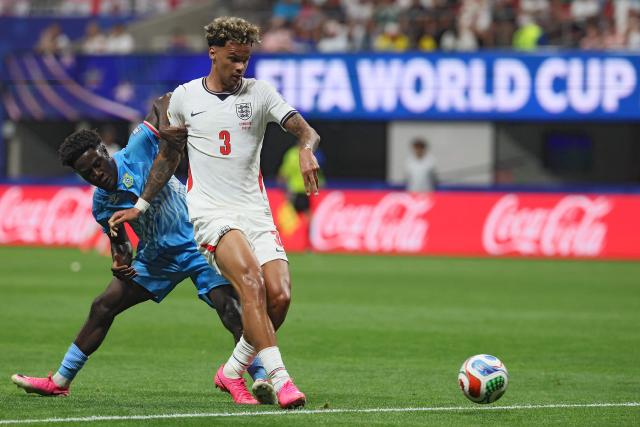 Congo DR's midfielder #07 Nathanael Mbuku and England's defender #03 Nico O'Reilly fight for the ball during the 2026 World Cup round of 32 match football between England and the Democratic Republic of Congo at the Atlanta Stadium in Atlanta on July 1, 2026.  (Photo by Odd ANDERSEN / AFP)