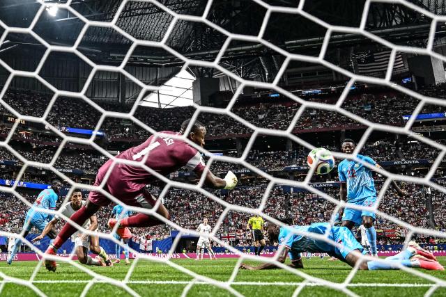 Congo DR's goalkeeper #01 Lionel Mpasi makes a save during the 2026 World Cup round of 32 match football between England and the Democratic Republic of Congo at the Atlanta Stadium in Atlanta on July 1, 2026.  (Photo by ROBERTO SCHMIDT / AFP)
