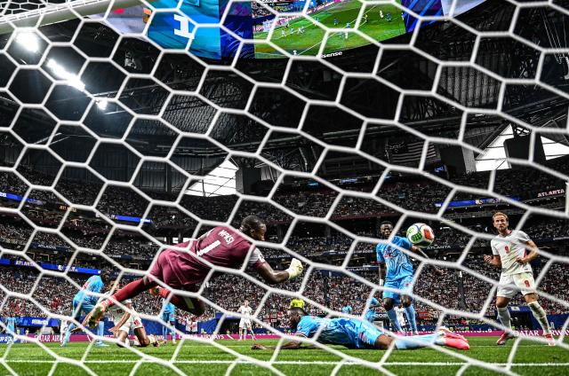 Congo DR's goalkeeper #01 Lionel Mpasi makes a save during the 2026 World Cup round of 32 match football between England and the Democratic Republic of Congo at the Atlanta Stadium in Atlanta on July 1, 2026.  (Photo by ROBERTO SCHMIDT / AFP)