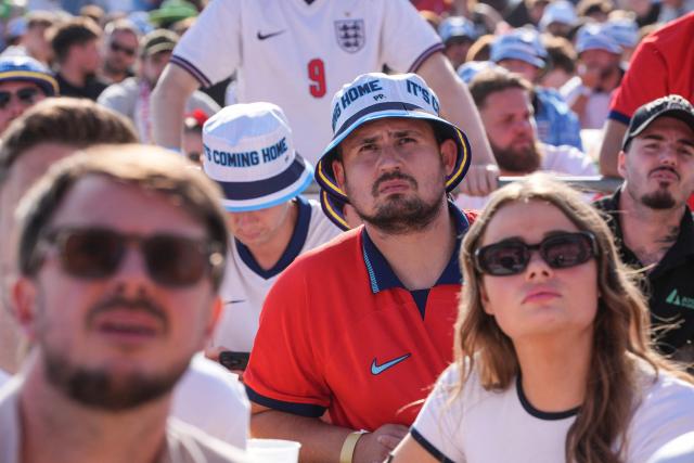 England supporters react as they watch the 2026 World Cup round-of-32 football match between England and the Democratic Republic of Congo, at the 4TheFans Fan Park in Brighton, southern England on July 1, 2026. (Photo by CARLOS JASSO / AFP)