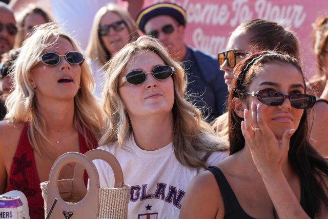 England supporters watch the 2026 World Cup round-of-32 football match between England and the Democratic Republic of Congo, at the 4TheFans Fan Park in Brighton, southern England on July 1, 2026. (Photo by CARLOS JASSO / AFP)
